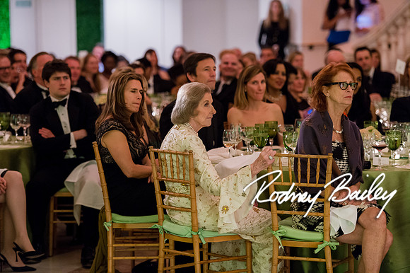 607